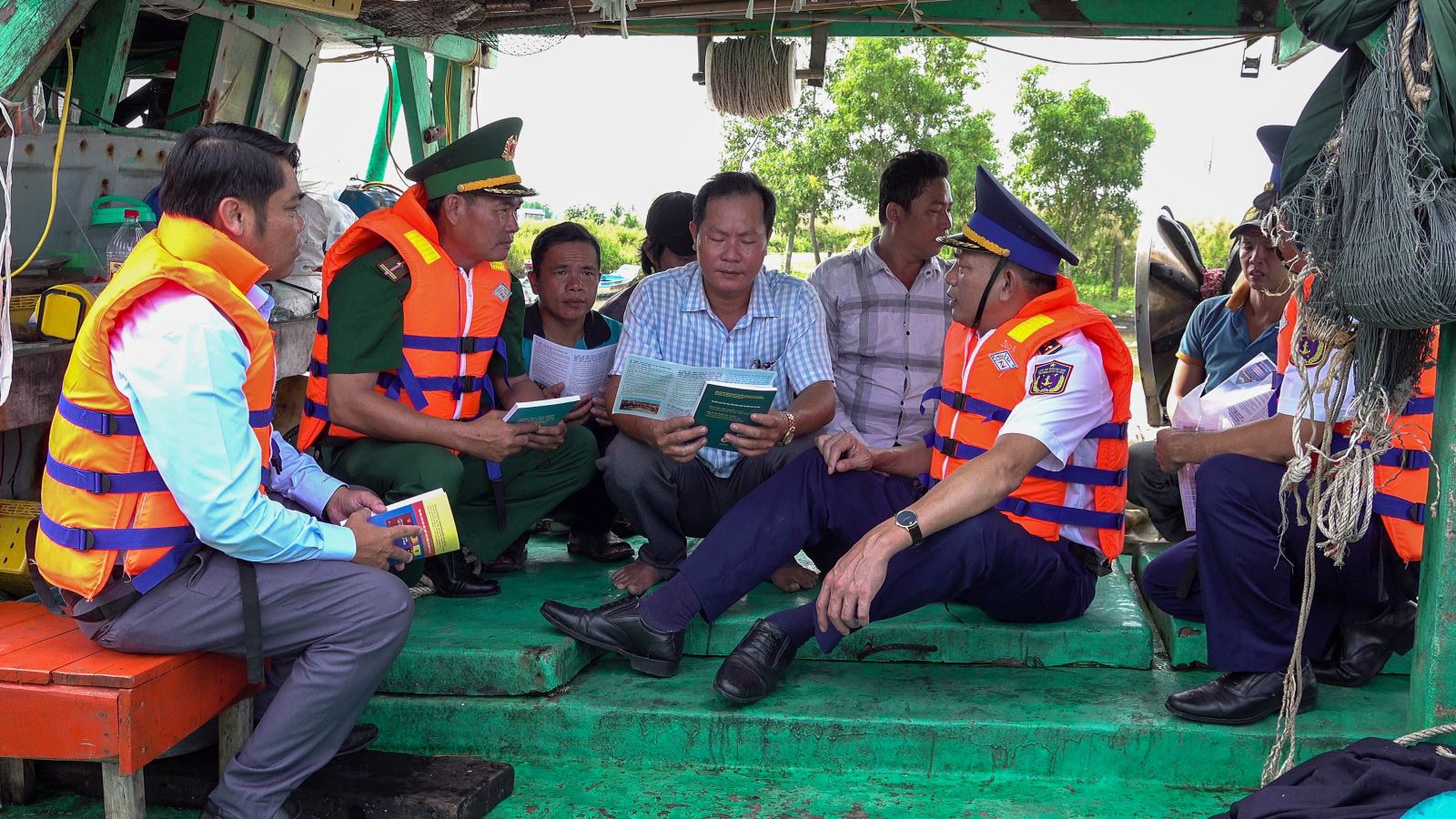 Cấp phát mã QR dán tại các cảng cá, bến tàu và trên các phương tiện khai thác để chống IUU